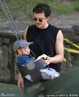 组图：奥兰多-布鲁姆带儿子公园荡秋千尽显父爱