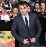 组图：《破晓》首映三人组亮相 斯图尔特秀长腿