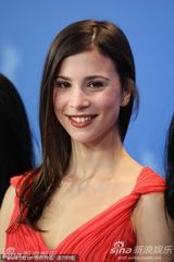 《阿曼尼亚》发布会 女星Aylin Tezel 红裙俏丽(图)