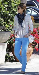 高清组图：杰西卡-阿尔芭街拍 牛仔外套搭蓝裤