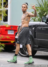 组图：克里斯竖中指挑衅 脱衣秀纹身自摸下体