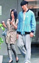 组图：蔡依林携锦荣变装逛夜市 民众学狗仔玩偷拍