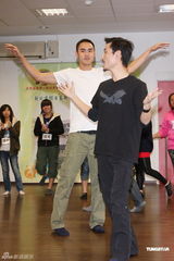 组图：役男阮经天当老师教学生演戏