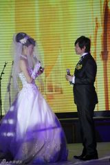 组图：Beyond鼓手叶世荣大婚迎娶年轻女友