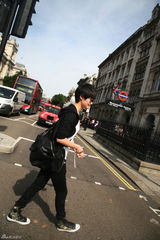 组图：李宇春旅行写真曝光 穿梭英国街头潮范十足