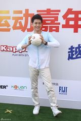 组图：时尚妆点明星运动会 名人变身运动达人