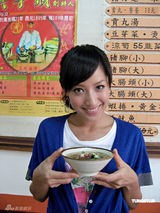 幻灯图集：美女蒋怡担任美食向导 介绍台湾小吃