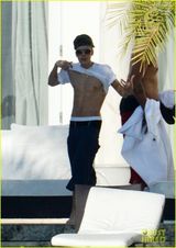 组图：比伯裸上身秀八块腹肌 穿低腰裤下体微凸