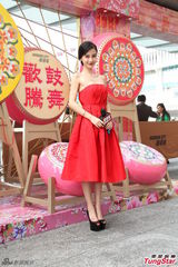 组图：Angelababy优雅亮相 火红长裙性感喜庆