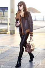 组图：f(x)宋茜皮衣皮裤秀帅气机场时尚