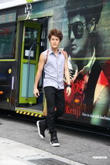 组图：吴克群和充气人偶演绎夜店醉女