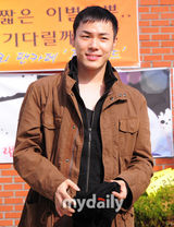 组图：韩国歌手辉星正式入伍 太真儿金泰宇送行