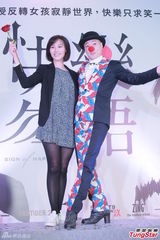 组图：梁洛施复出演舞台剧 穿黑丝短裙秀长腿