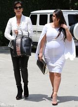 组图：卡戴珊大肚现身双脚浮肿 仍贪靓踩高跟鞋