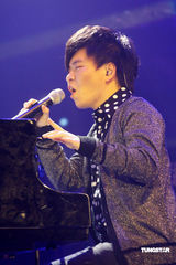 幻灯图：常石磊唱响新春前奏 王力宏主动请缨