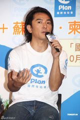 组图：郑伊健与蒙嘉慧无造人计划 助养柬埔寨小孩