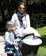 组图：杰西卡-阿尔芭公园亲子游 帮爱女穿鞋显温馨