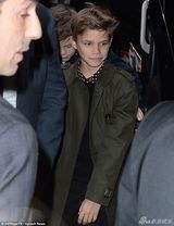 组图：小贝携四子女亮相时装周 为贝嫂秀场撑场