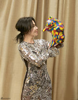 组图：刘嘉玲助阵公益拍写真 眉眼含笑气质妩媚