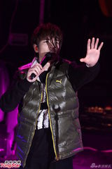 组图：萧敬腾穿休闲装为运动品牌开唱