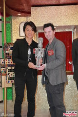 组图：郑伊健获赠水晶机器人 童心未泯最爱游戏