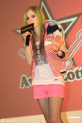 组图：艾薇儿上海见面会秀中文 歌迷亲手做礼物相赠