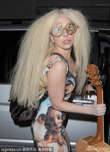 组图：Gaga怪人眼镜爆炸头抢镜 秀名画印花裙