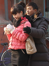 组图：柳岩小红袄出镜当街遭强抱 化身80后辣媳妇