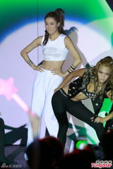 组图：钟嘉欣开唱似百变公主 郑欣宜等助阵