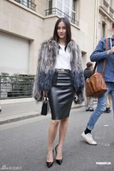 组图：Angelababy现身巴黎时装展 酷帅造型展气场