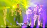 组图：韩国偶像组合神话15周年演唱会