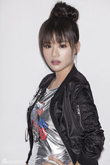 组图：马思纯朋克运动风写真 不羁眼神别样魅力