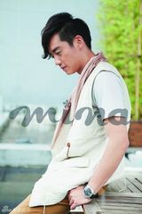 组图：郑恺杂志照首秀花轮头 演绎潮萌学院风