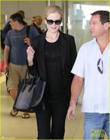 组图：妮可-基德曼返美 透明黑丝内衣bra隐现