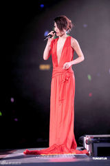 组图：容祖儿香港红馆开唱 与舞伴亲密不尴尬