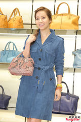 组图：侯佩岺牛仔裙秀美腿 曝徐若瑄不乏追求者