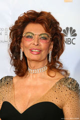 高清组图：索菲娅-罗兰金球后台大比V字high劲十足