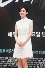 高清组图：李钟硕出席新剧发布会 剪刀手卖萌