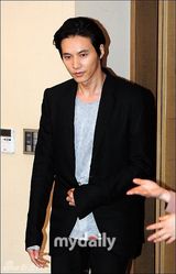 组图：元斌帅气亮相活动 俊秀清逸展美男气质