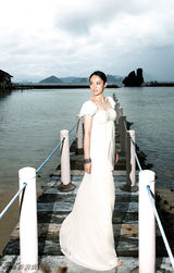 组图：董璇《芭莎》写真幸福笑容绽放玉女风情