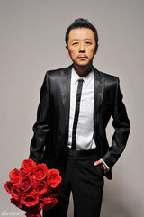 幻灯图：郭涛写真演绎浪漫情怀 玫瑰男人维修爱情