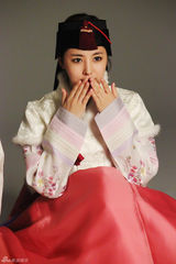 高清组图：韩星韩彩雅穿韩服送祝福 尽展优雅姿态