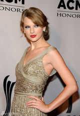 组图：乡村音乐学院颁奖礼 泰勒-斯威夫特红唇电眼