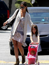 组图：苏瑞推小粉车上街 照看洋娃娃表情可爱