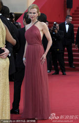 组图：妮可戛纳走秀风情露背 真空激凸艳光四射