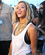 组图：碧昂斯背心牛仔裤亮相 街头搞怪引围观