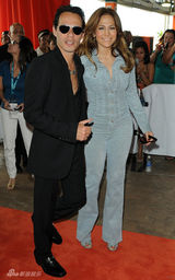 幻灯图集：洛佩兹连体牛仔装亮相 和老公秀恩爱