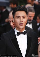 组图：陈坤携《过界》剧组亮相红毯 黑西服帅气