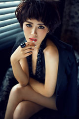 组图：于小磊性感写真妩媚动人 秀修长美腿