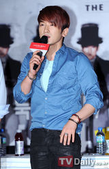 组图：韩国组合神话两人一组3地办签名会谢粉丝